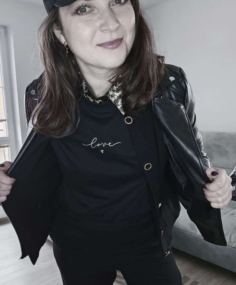 Dámské bílé nebo černé tričko s nápisem "love" umístěným uprostřed trička, viditelné i v saku.