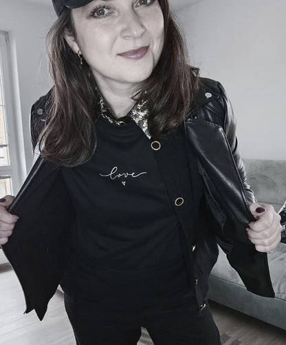 Dámské bílé nebo černé tričko s nápisem "love" umístěným uprostřed trička, viditelné i v saku.