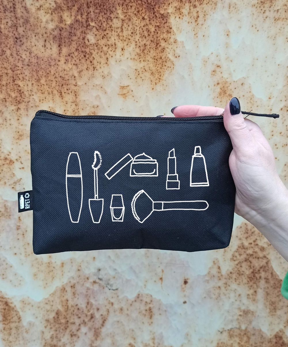 Kosmetická taštička z recyklovaného materiálu, vhodná do kabelky na kosmetiku.