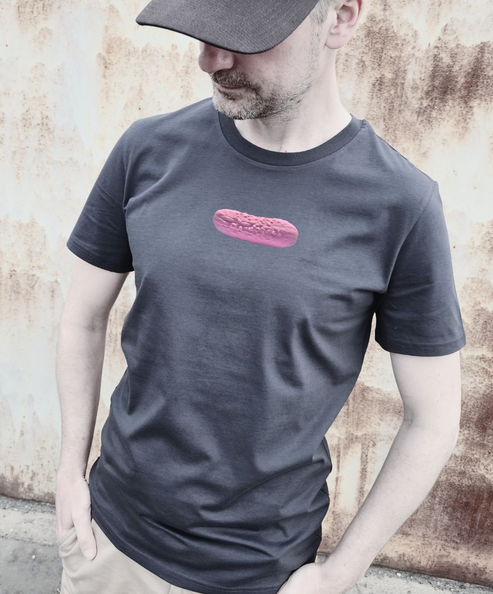 Pánské šedé tričko s autorským potiskem růžové okurky. Symbolem Znojma.